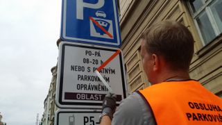 V Praze 5 a 6 začaly fungovat parkovací zóny. Středočeskému kraji se to nelíbí